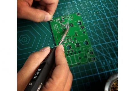How to choose the soldering iron?
