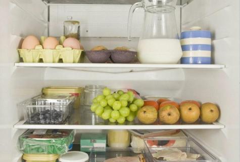 How to get rid of an unpleasant smell in the fridge?