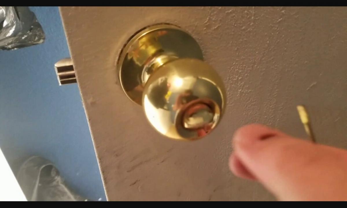 How to open an interroom door without key?