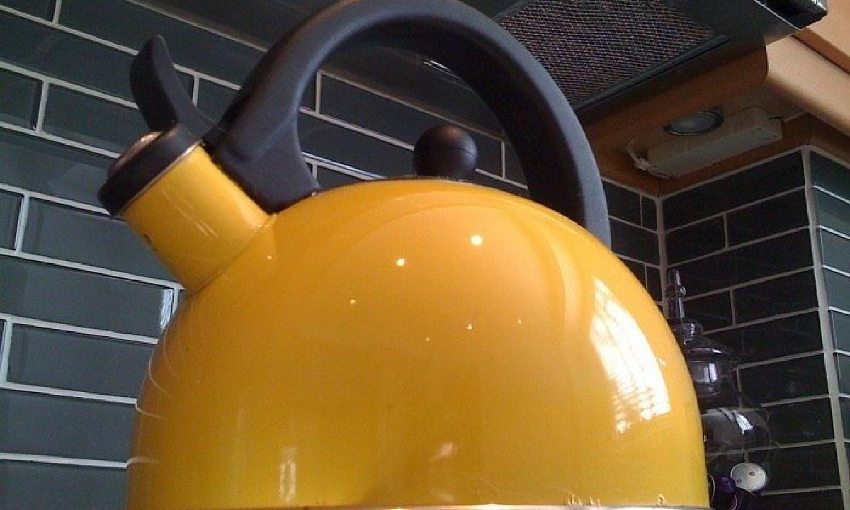 How to clean a teapot from a scum?