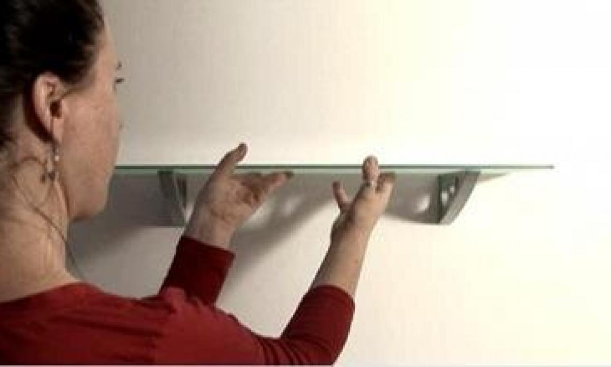 How to hang up a case on a plasterboard wall?