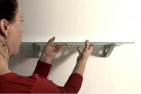 How to hang up a case on a plasterboard wall?