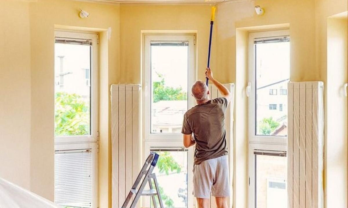 How it is correct to paint a ceiling with the roller?