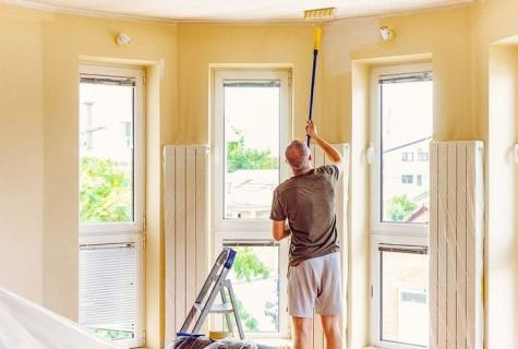 How it is correct to paint a ceiling with the roller?