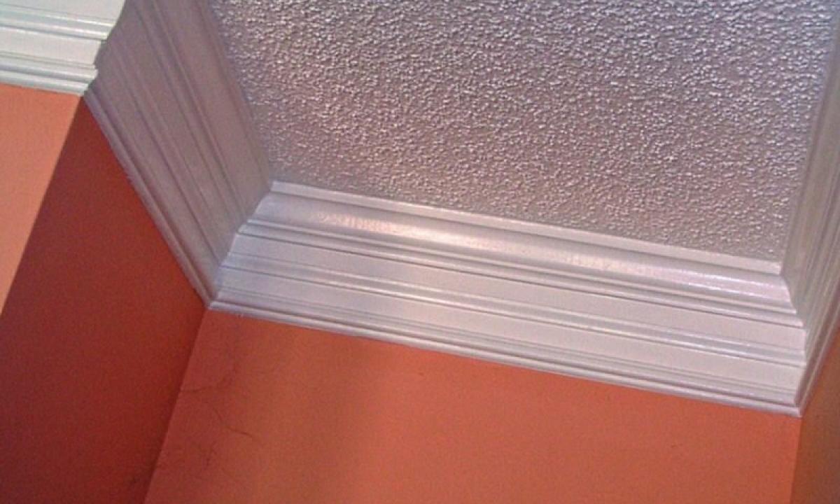 How it is correct to glue a ceiling tile?