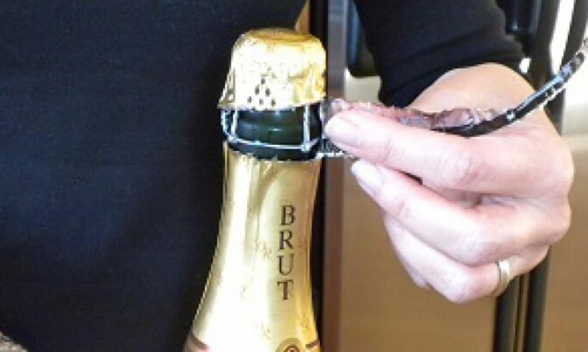 How it is correct to open champagne?