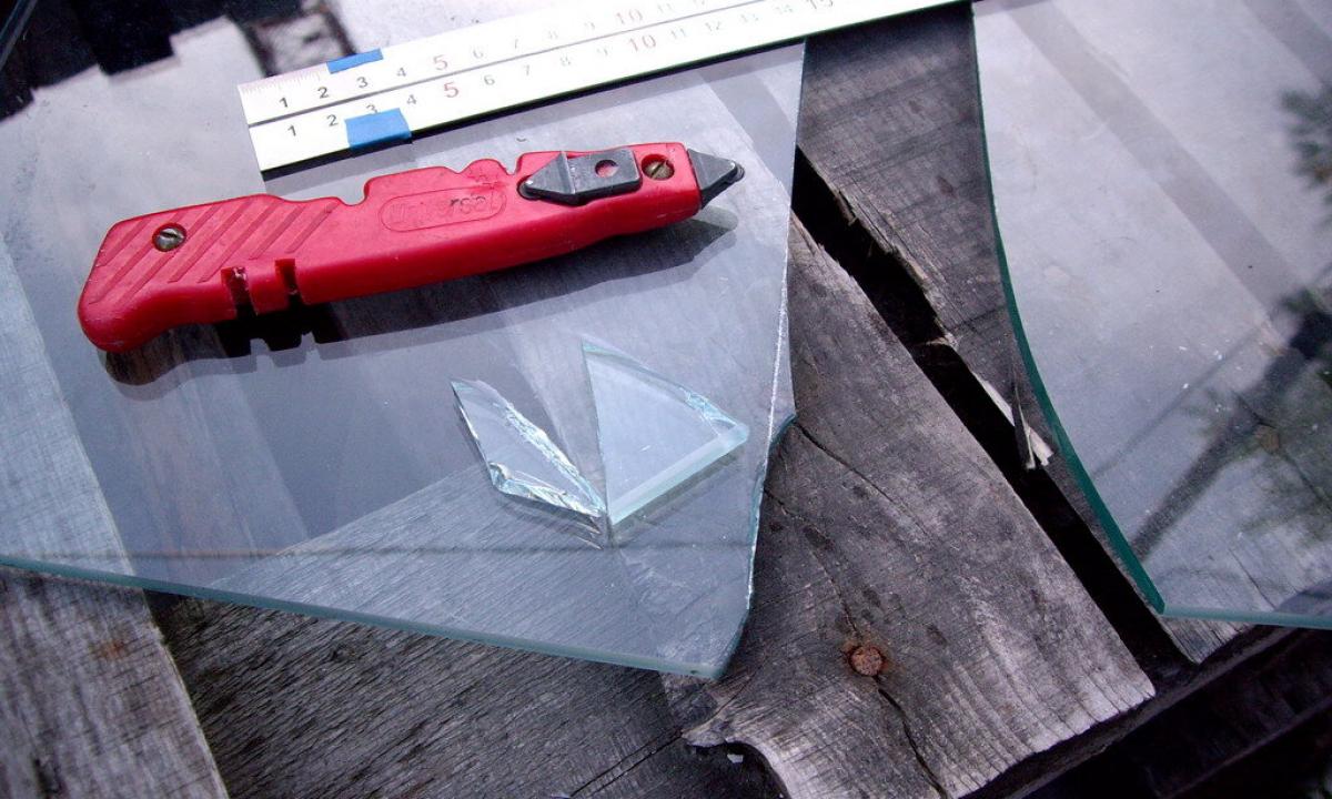 How to cut glass the glass-cutter?