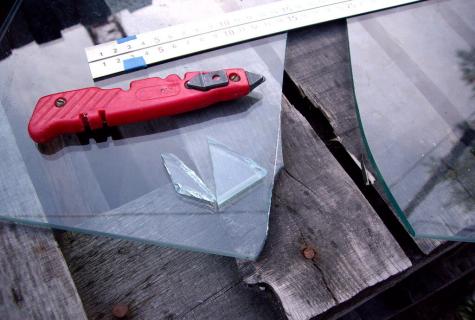 How to cut glass the glass-cutter?