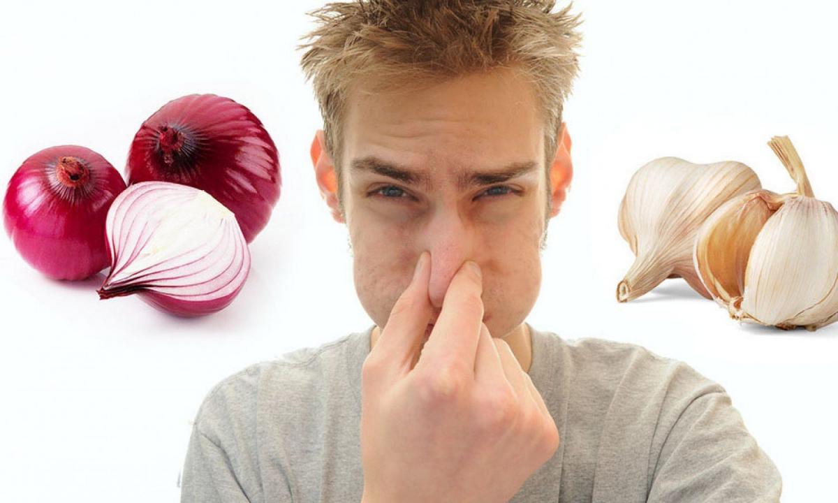 How to remove an onions smell from a mouth?