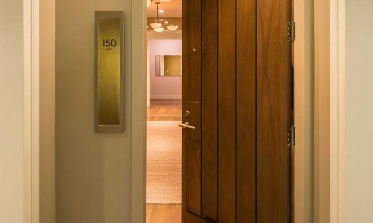 What is better to buy an entrance door to the apartment?
