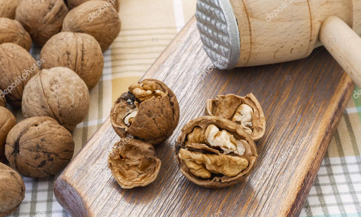 Walnuts - advantage and harm for men