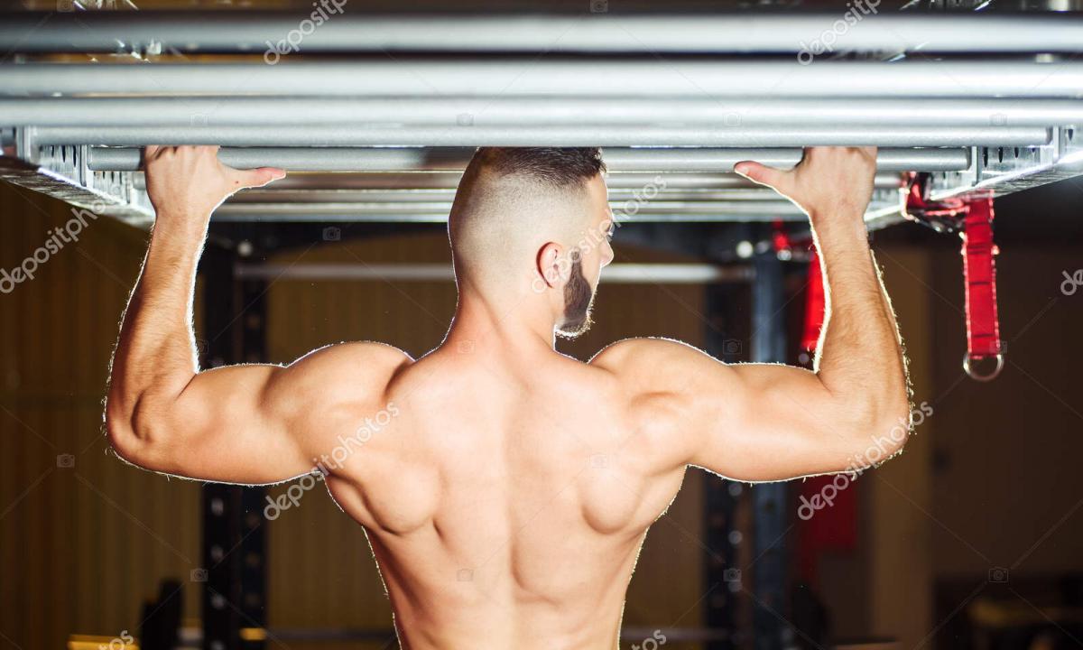 How to pump up pectoral muscles on a horizontal bar?