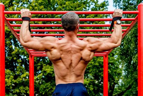 How to pump up a biceps on a horizontal bar?
