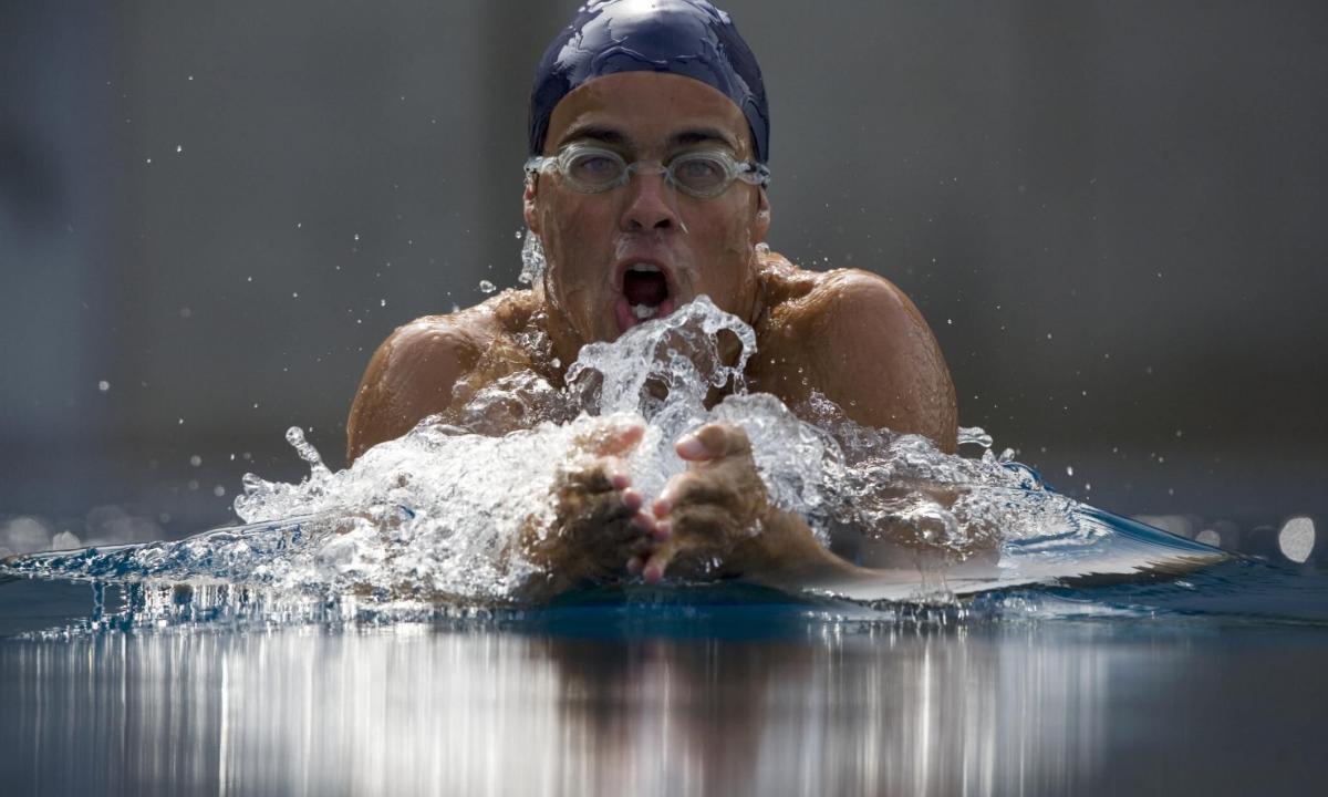 What muscles work when swimming?