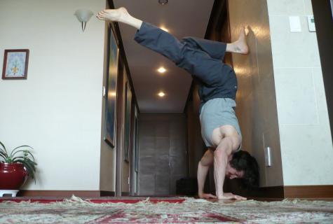 Push-ups in a handstand