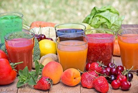 Advantage and harm of fresh juices. How to drink and store juice?