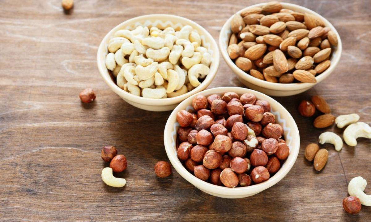 "10 most popular nuts: vitamins, advantage, contraindications