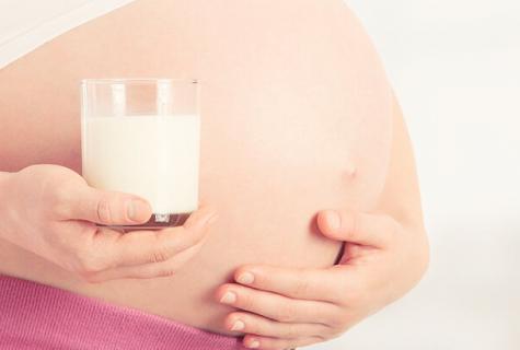 Whether it is possible to drink milk with honey at pregnancy?