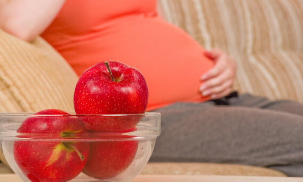 "Apples during pregnancy: advantage and harm green, red, dried, baked