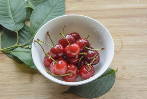 In what advantage and harm of sweet cherry for human health?