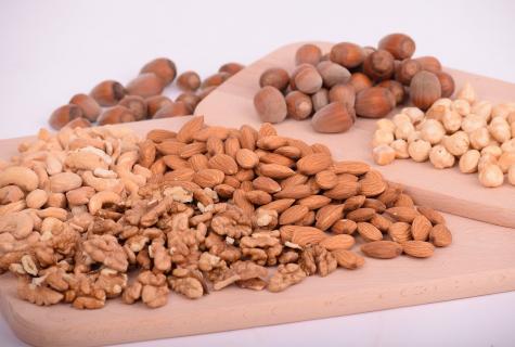 10 useful properties of nuts of cashew for a female body