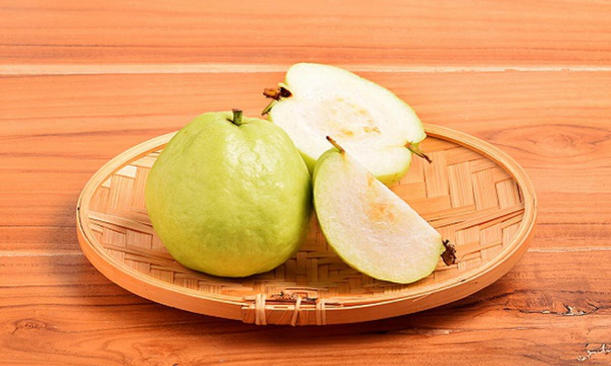 Guava: advantage and harm as it is correct to eat, a photo