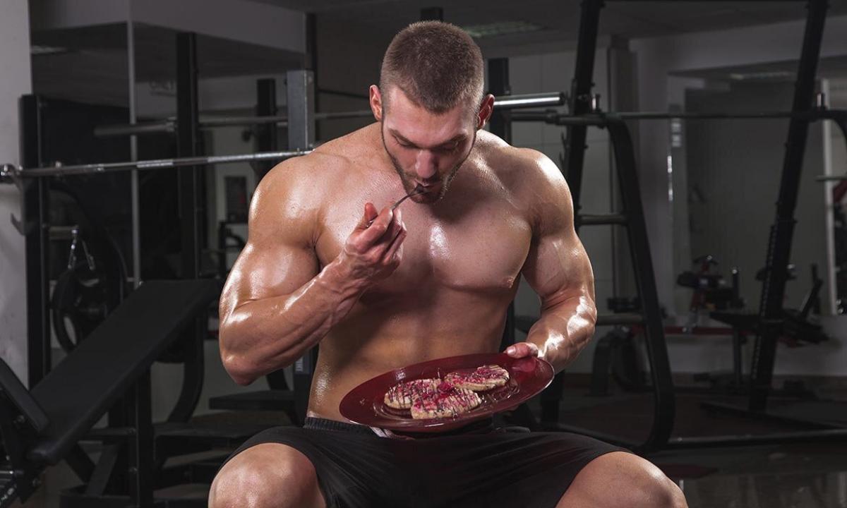 Healthy nutrition after the training for a set of muscle bulk"