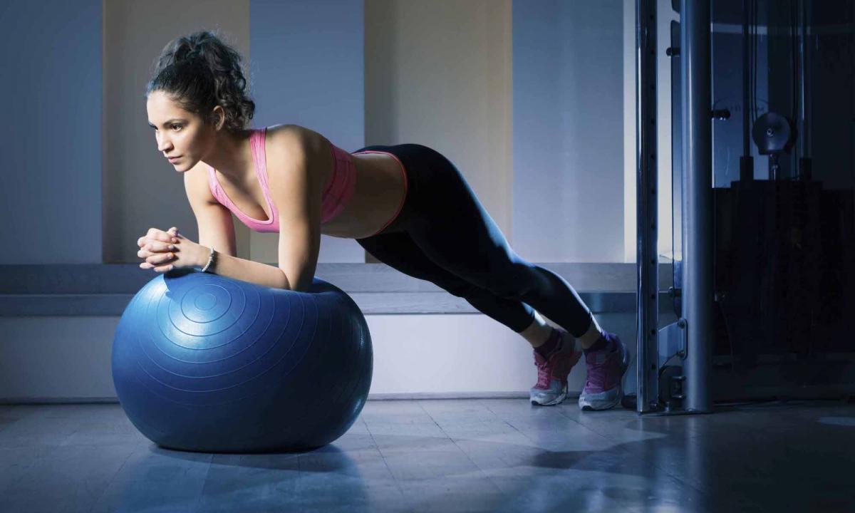 How to pump up buttocks on a fitball: the best exercises"