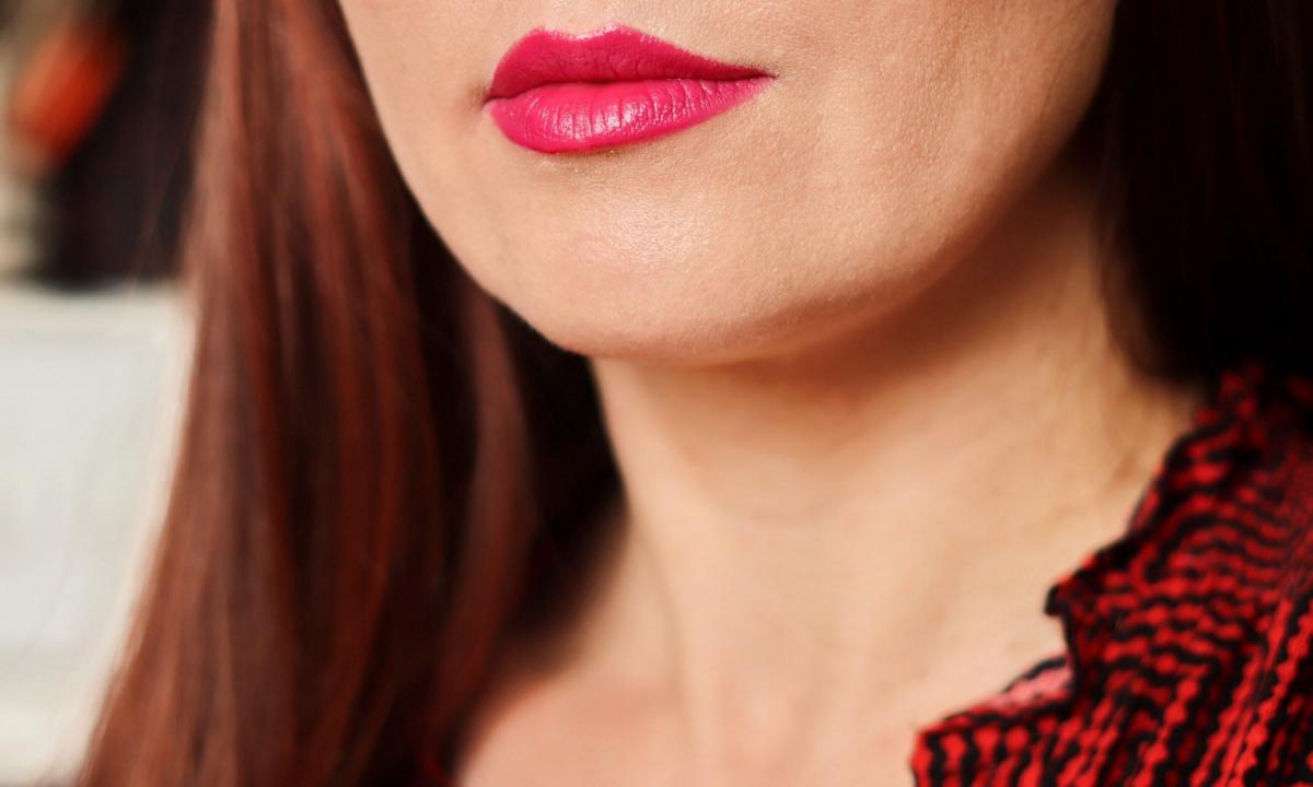 Red lipstick: elegantly or vulgarly?"