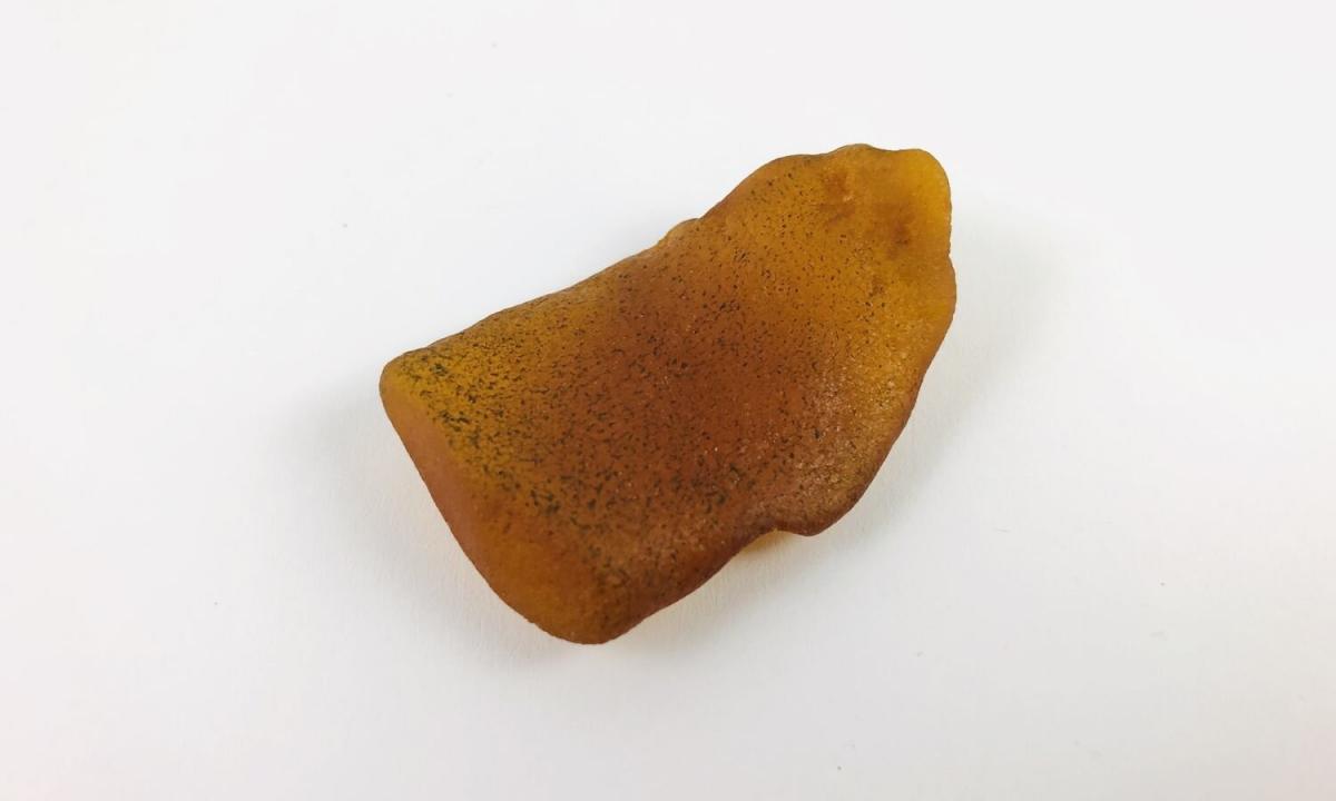 How to distinguish natural amber from artificial and pressed