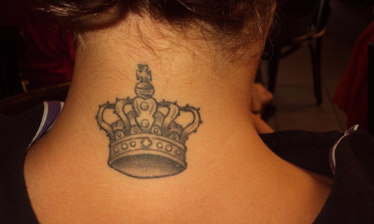 What is meant by tattoo crown