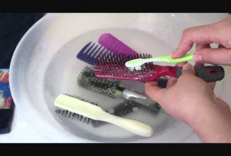 How to clean hairbrush