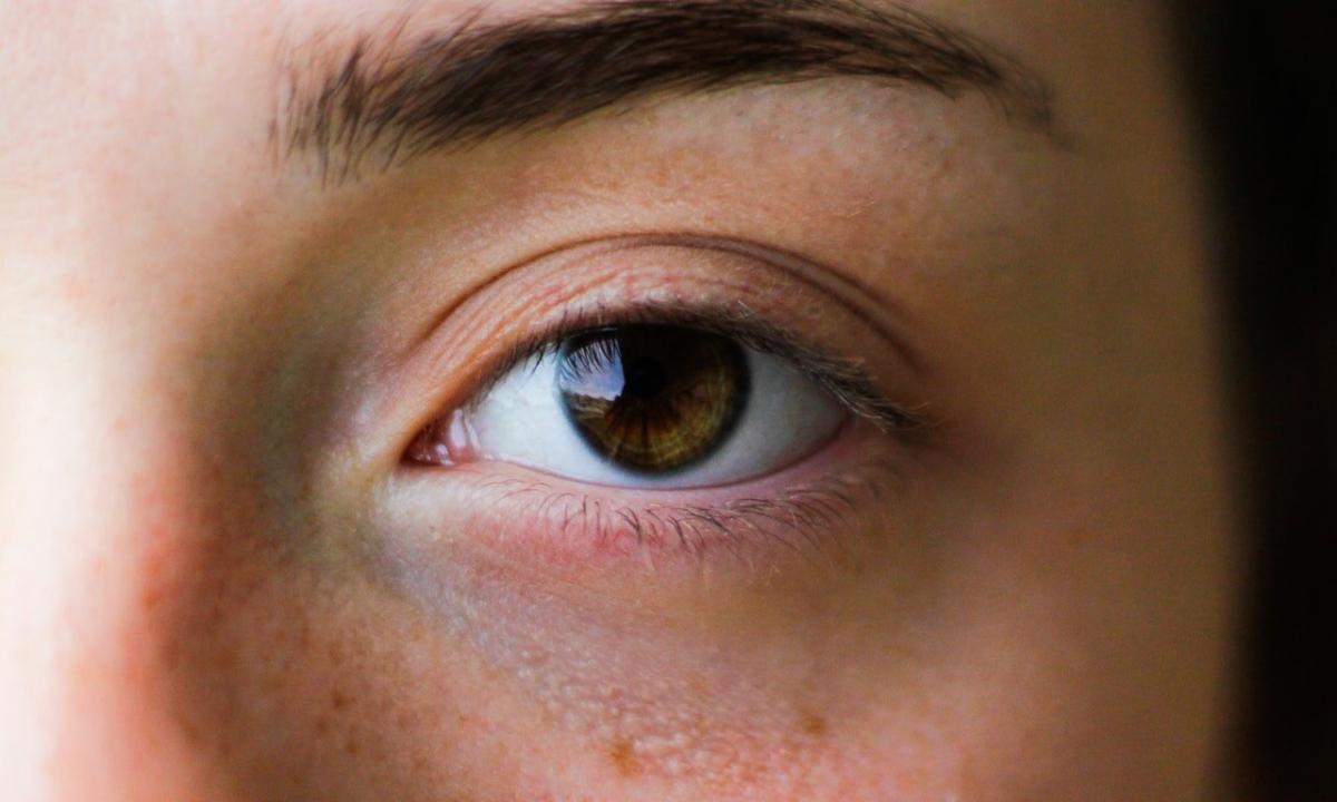 How to tighten eyelids