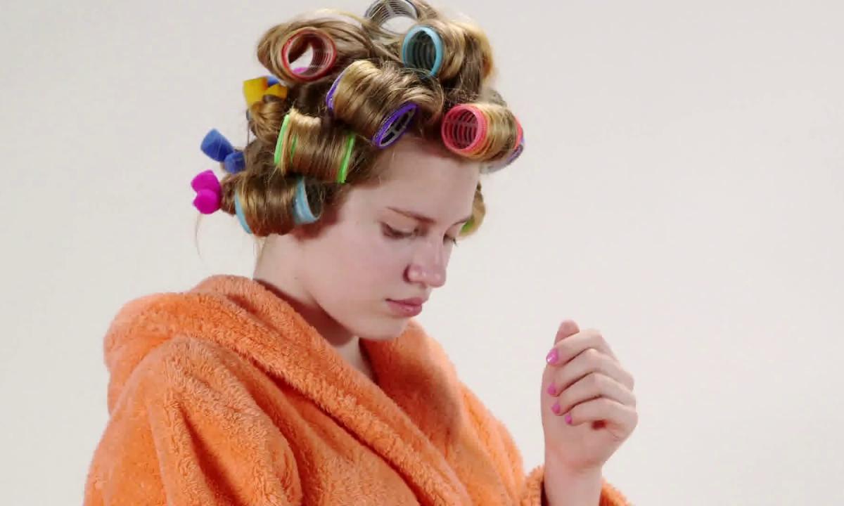 How to wind hair curlers