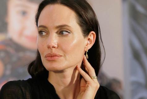 How to resemble Angelina Jolie