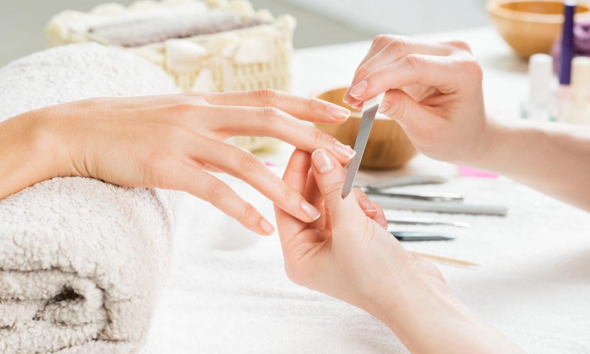 How to make house manicure?