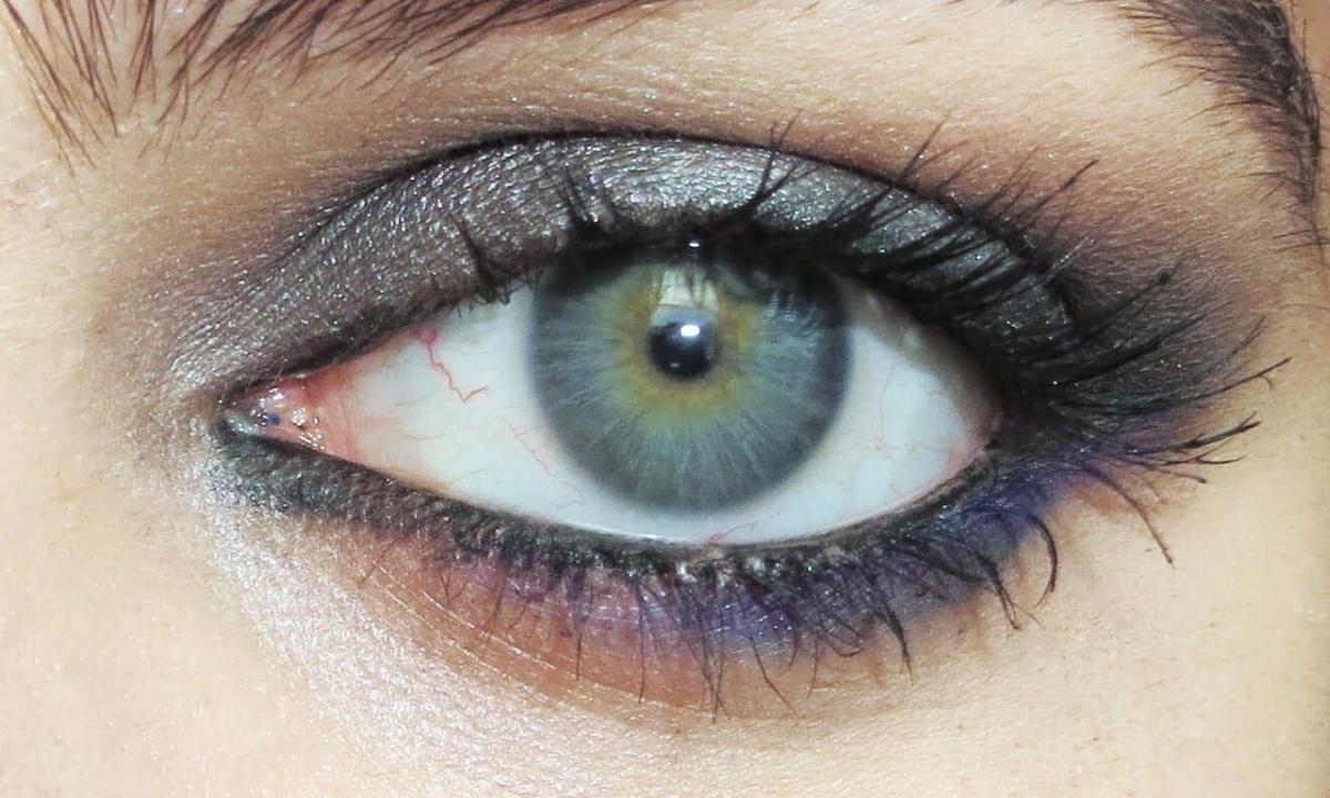 How to emphasize gray-blue eyes