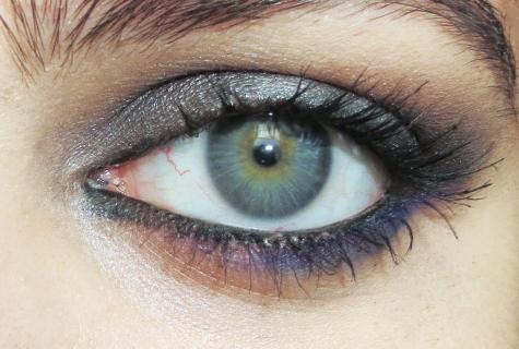 How to emphasize gray-blue eyes