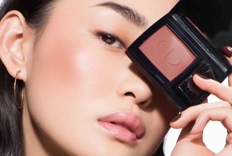 How to put blush on face