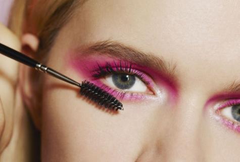 As it is correct to make up eyelashes with ink