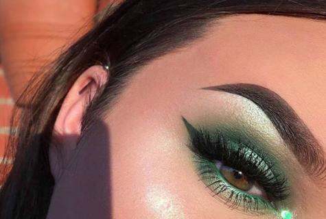 How to make make-up under green dress