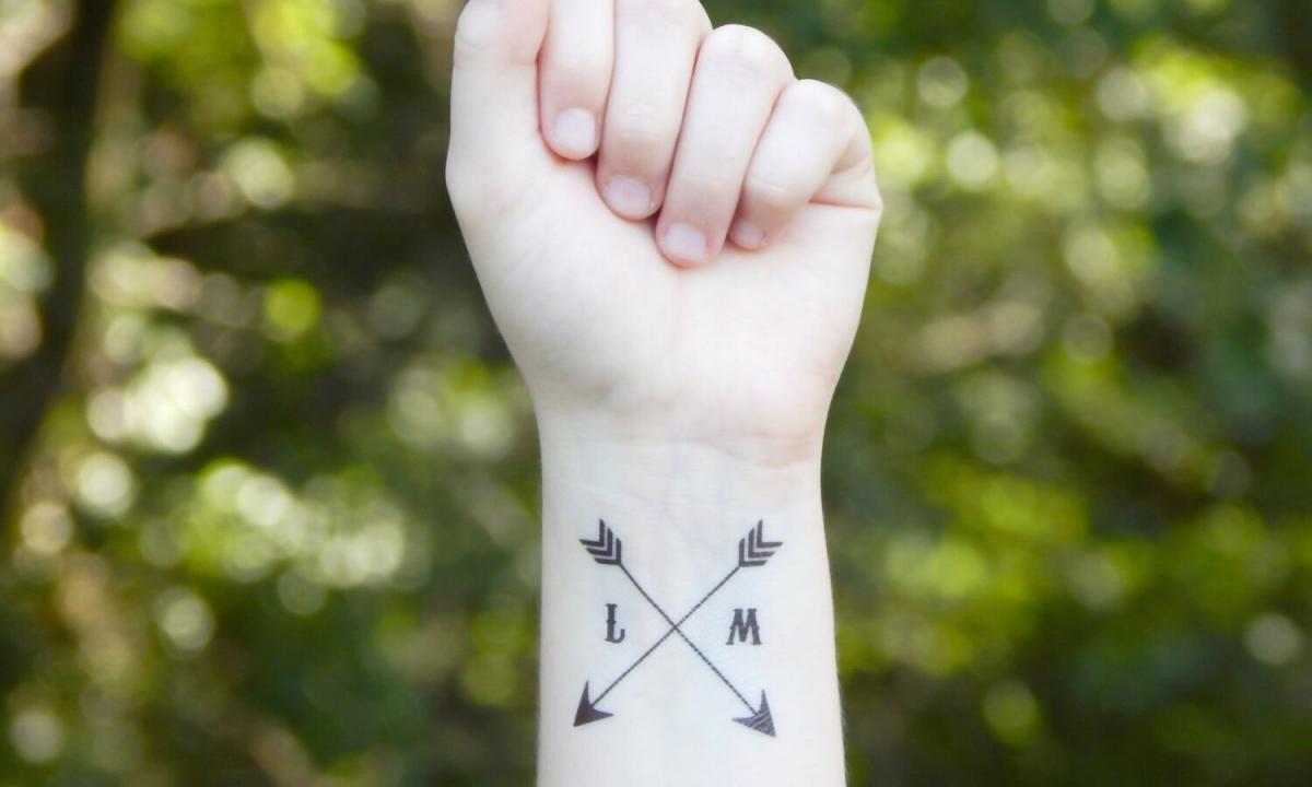 Tattoo of arrows in the eyes: pluses and minuses