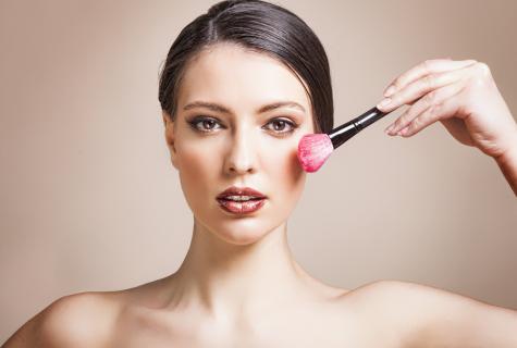 How to apply blush on cheekbones