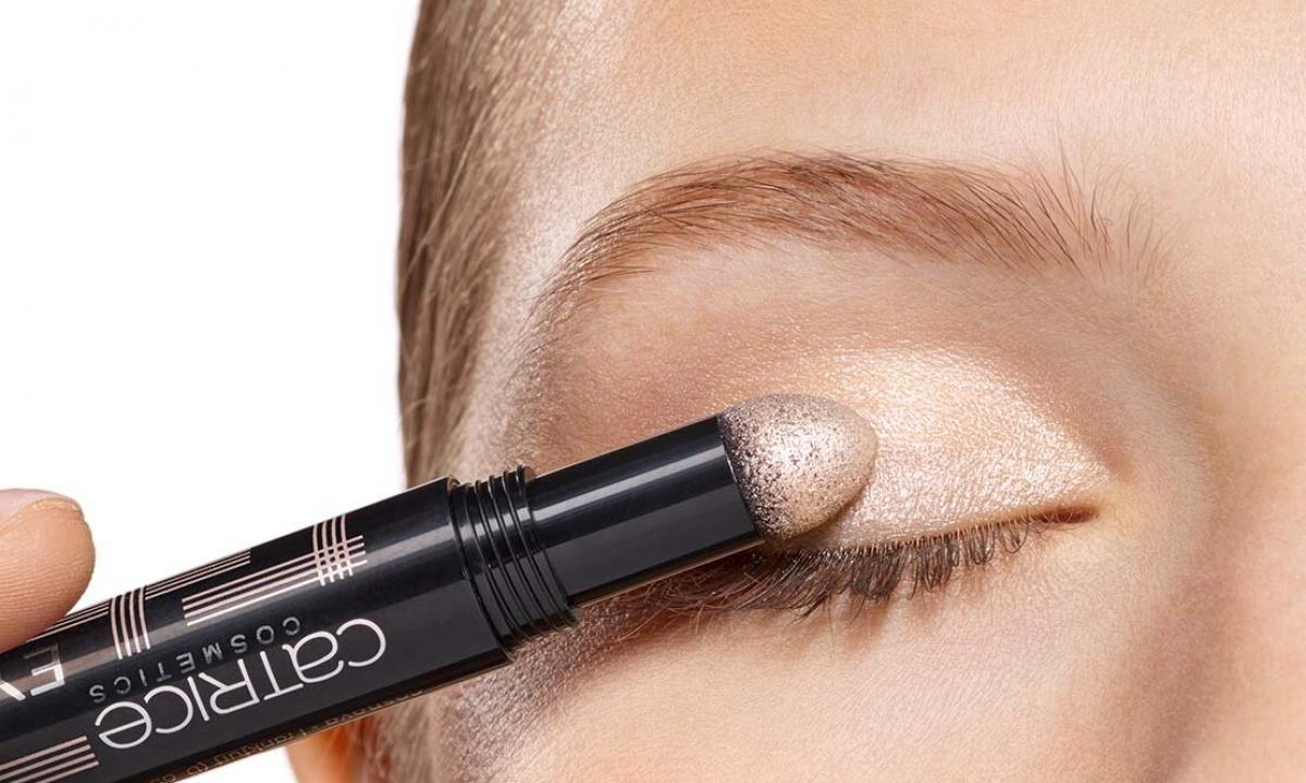 As it is correct to use eye shadow pencil