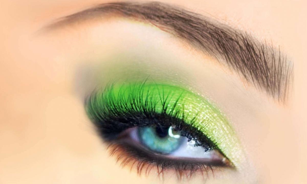Effective make-up for green eyes