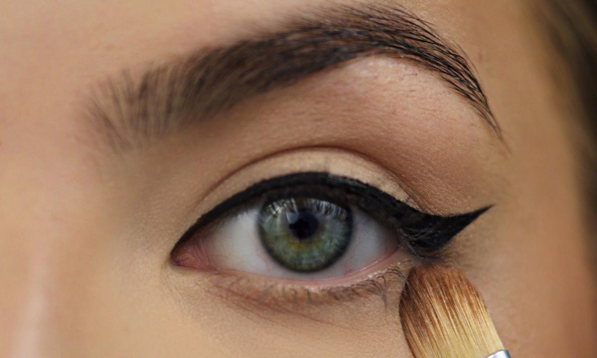 How to put eyeliner