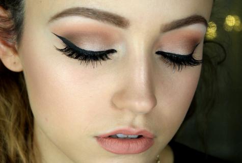 Make-up secrets: we emphasize natural color of eyes