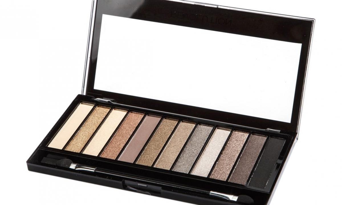 As it is correct to use eye shadow