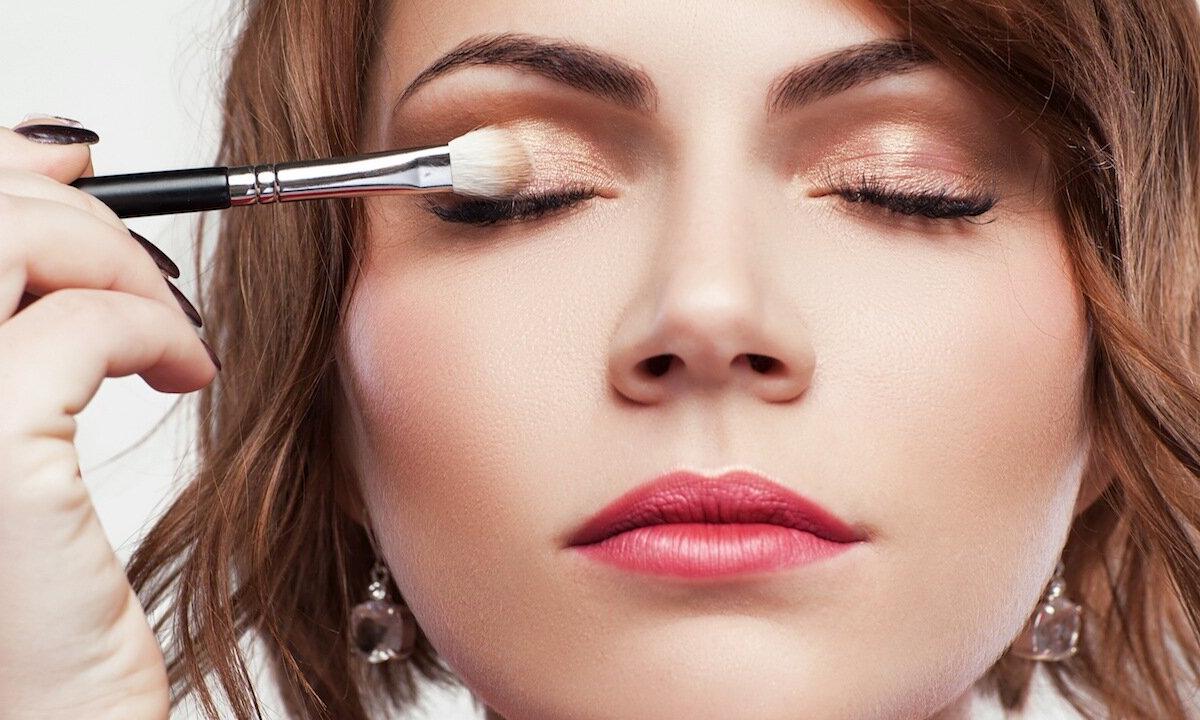 The make-up which is visually increasing eyes