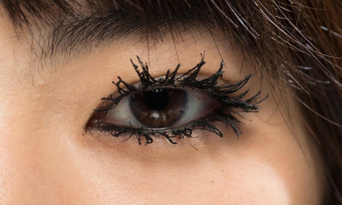 How to paint over eyelashes at roots